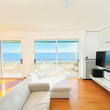 Seaside - Fronte Mare Con Piscina Apartmán Ospedaletti